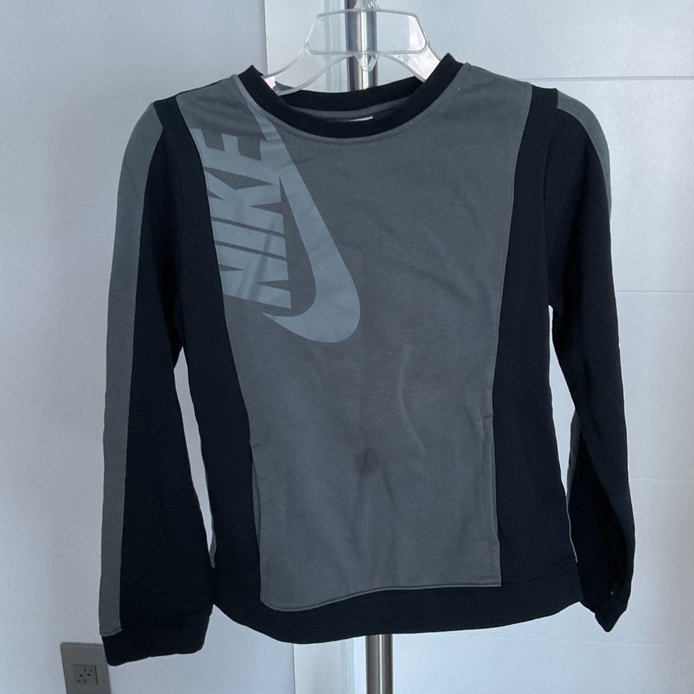 Black Nike boys crew neck with pockets